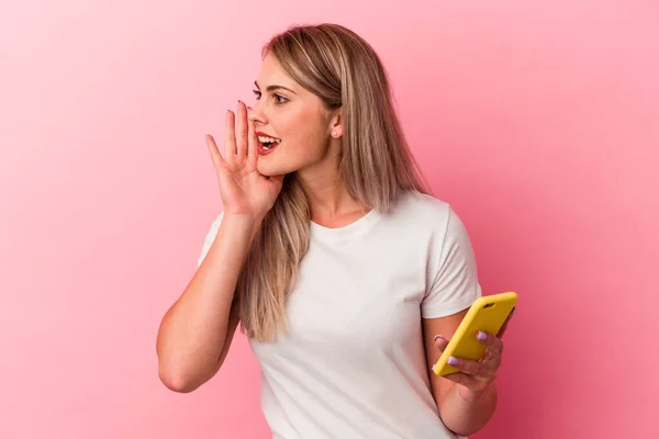 Young Russian Woman Holding Mobile Phone Isolated Pink Background Shouting — Stock Photo, Image