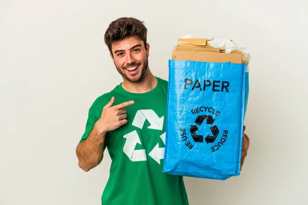 Junger Kaukasischer Mann Der Pappe Recycelt Isoliert Auf Weißem Hintergrund — Stockfoto