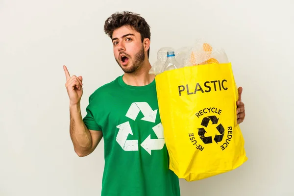 Jonge Blanke Man Recycling Plastic Geïsoleerd Witte Achtergrond Wijst Naar — Stockfoto