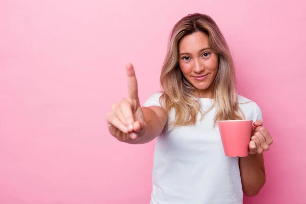 Jovem Australiana Segurando Uma Caneca Rosa Isolada Fundo Rosa Mostrando — Fotografia de Stock