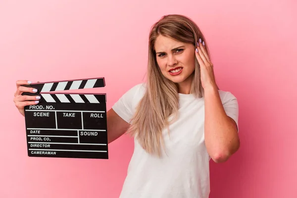 Ung Rysk Kvinna Som Håller Clapperboard Isolerad Rosa Bakgrund Täcker — Stockfoto