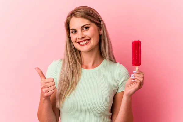 Jonge Russische Vrouw Met Een Ijsje Geïsoleerd Roze Achtergrond Glimlachen — Stockfoto