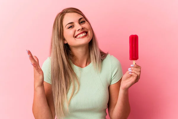 Mujer Rusa Joven Sosteniendo Helado Aislado Sobre Fondo Rosa Recibiendo —  Fotos de Stock