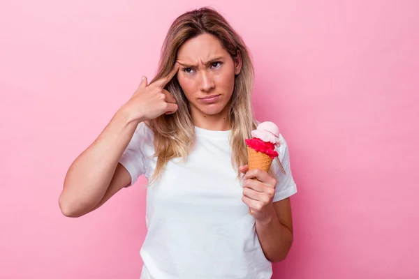 Mladá Australská Žena Drží Zmrzlinu Izolovanou Růžovém Pozadí Ukazující Zklamání — Stock fotografie