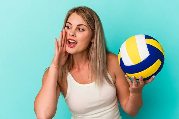 Jovem Russa Jogando Vôlei Isolado Fundo Azul Gritando Segurando Palma — Fotografia de Stock