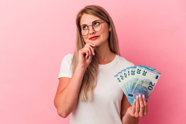 Mladá Ruská Žena Drží Bankovky Izolované Růžovém Pozadí Při Pohledu — Stock fotografie