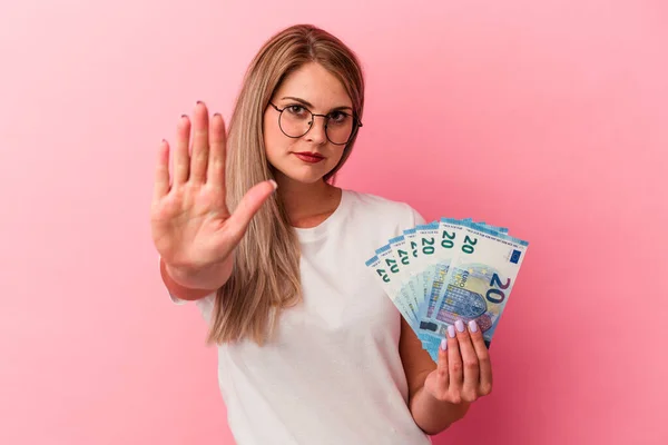 Mladá Ruská Žena Drží Bankovky Izolované Růžovém Pozadí Stojí Nataženou — Stock fotografie