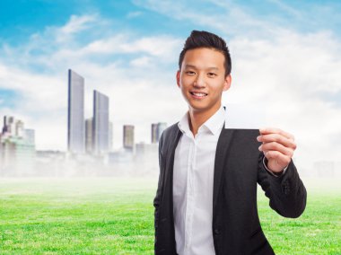 Asya adam holding beyaz kart