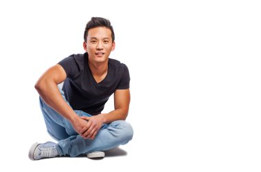 Katta oturan genç Asyalı adam