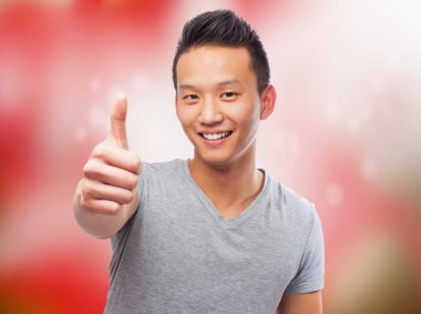 Olumlu hareketi yapan Asyalı erkek