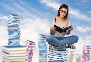 Kitap okuyan genç bir kadın
