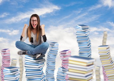 Kitap kule üzerinde oturan genç kadın