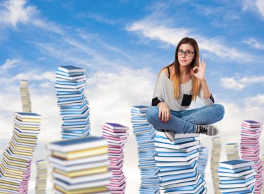 Kitap kule üzerinde oturan genç kadın