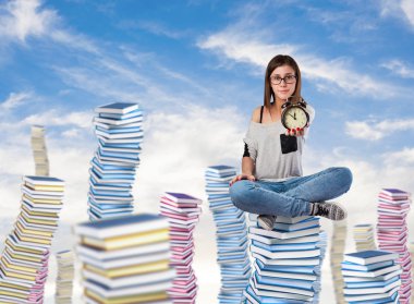 Kitap kule üzerinde oturan genç kadın