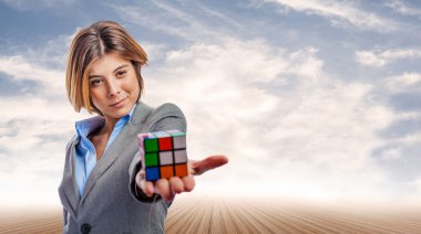 Genç iş kadını gösteren rubik küp