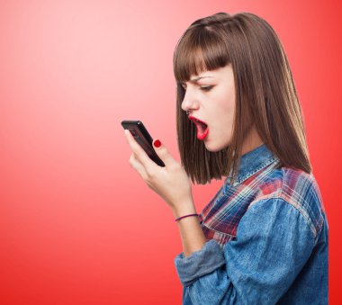 genç kızın cep telefonundan konuşuyor