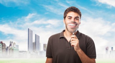 Yakışıklı genç gösteren dişler