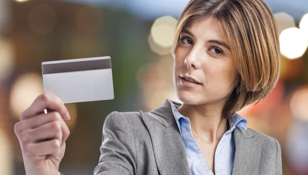 Mujer joven mostrando tarjeta de crédito — Foto de Stock
