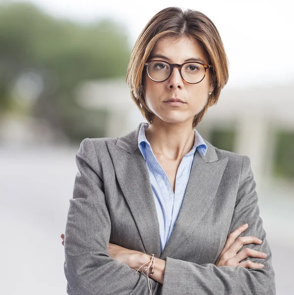 Junge Frau mit ernster Geste — Stockfoto