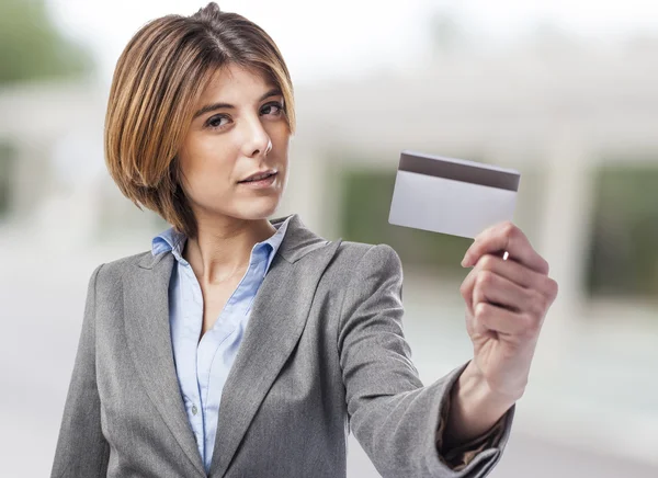 Mujer joven mostrando tarjeta de crédito — Foto de Stock