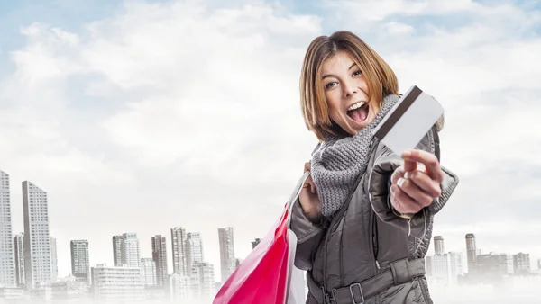 Ung kvinna som håller i shoppingväskor — Stockfoto