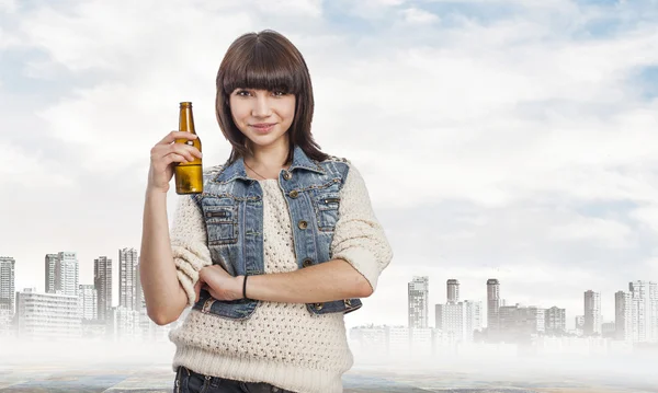 Młoda kobieta trzymając butelkę piwa — Zdjęcie stockowe