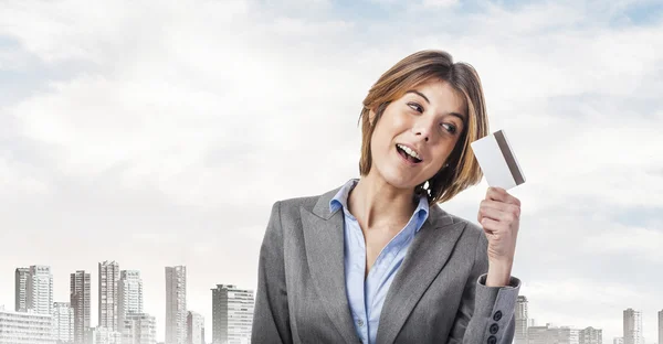 Mujer joven con tarjeta de crédito — Foto de Stock