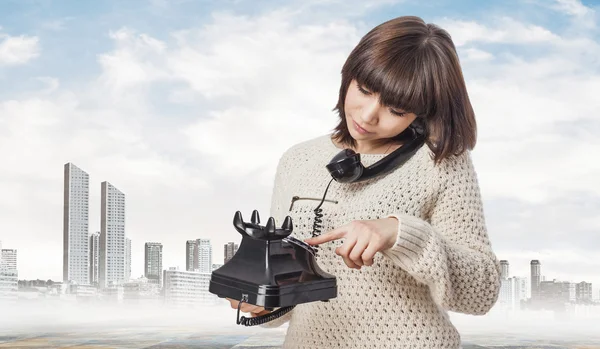 Bella giovane donna che parla al telefono — Foto Stock