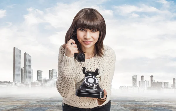 Young woman talking on telephone — Stock Photo, Image
