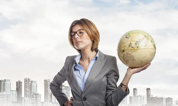 Empresa joven mujer holding globo —  Fotos de Stock