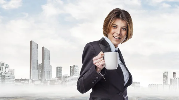 Femme d'affaires tenant une tasse de café — Photo