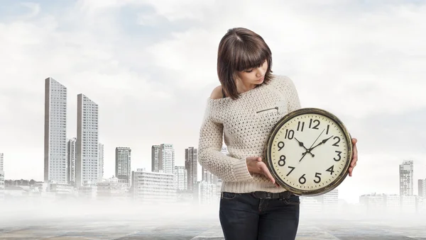 Pretty young woman with clock — Stock Photo, Image