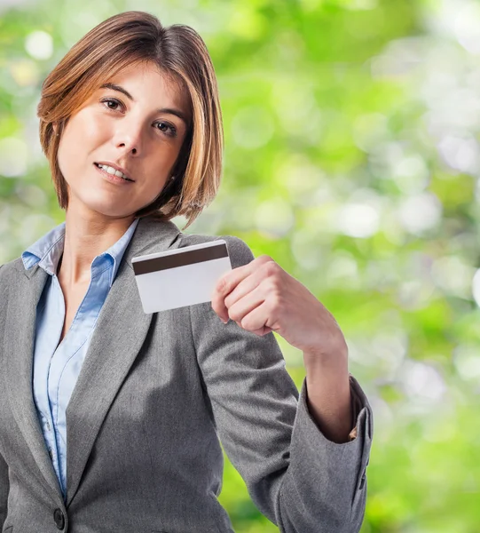 Mujer joven mostrando tarjeta de crédito — Foto de Stock