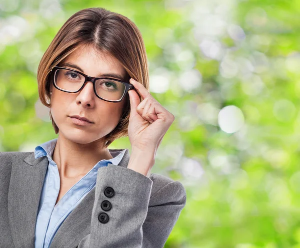 Giovane donna mettere gli occhiali — Foto Stock