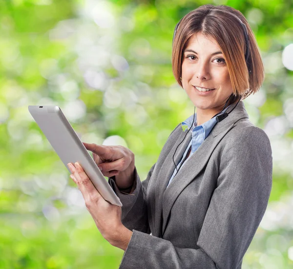 Jonge zakenvrouw met behulp van Tablet PC — Stockfoto