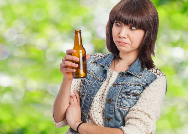 Bardzo młoda kobieta pije piwo — Zdjęcie stockowe