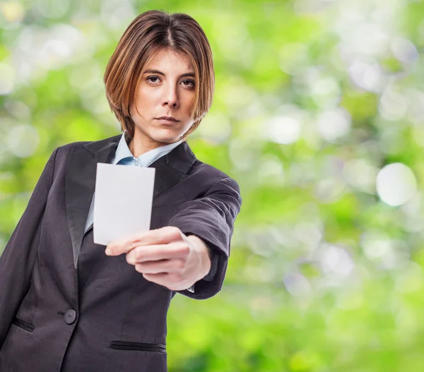 Mujer joven mostrando tarjeta blanca — Foto de Stock