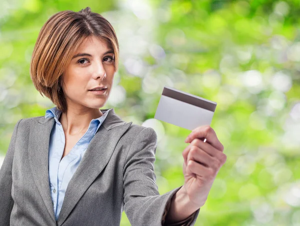 Vrouw toont haar creditcard — Stockfoto