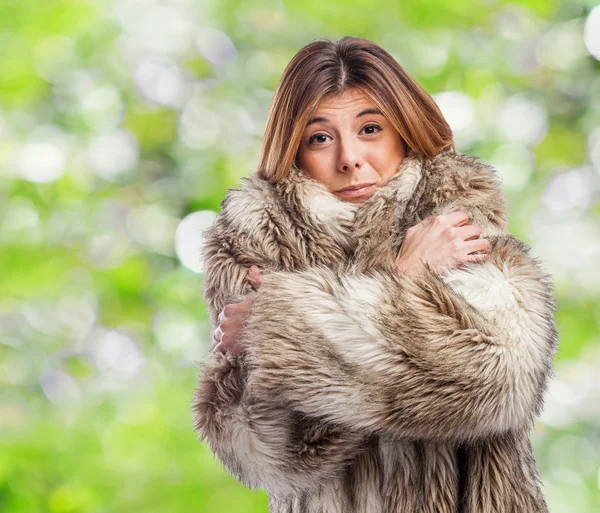 Junge Frau im Pelzmantel — Stockfoto