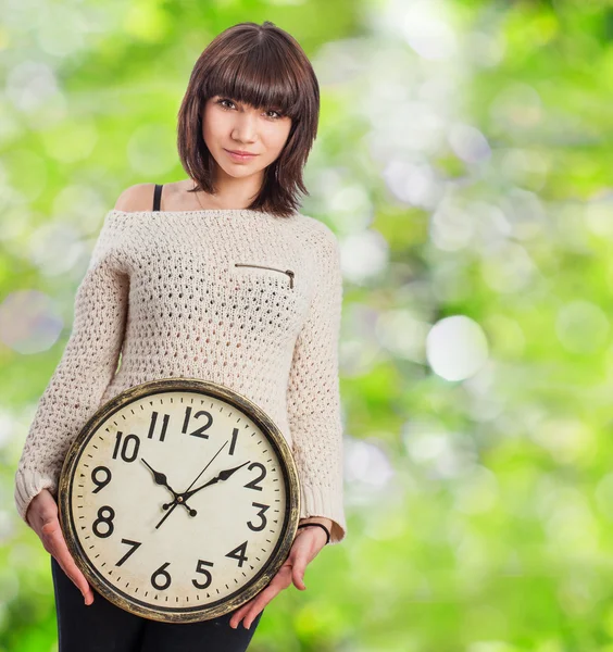 Junge Frau mit großer Uhr — Stockfoto