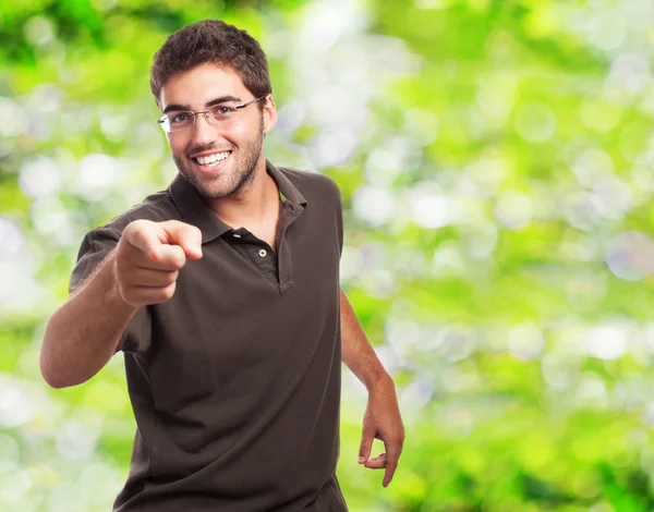 Schöner junger Mann zeigt — Stockfoto