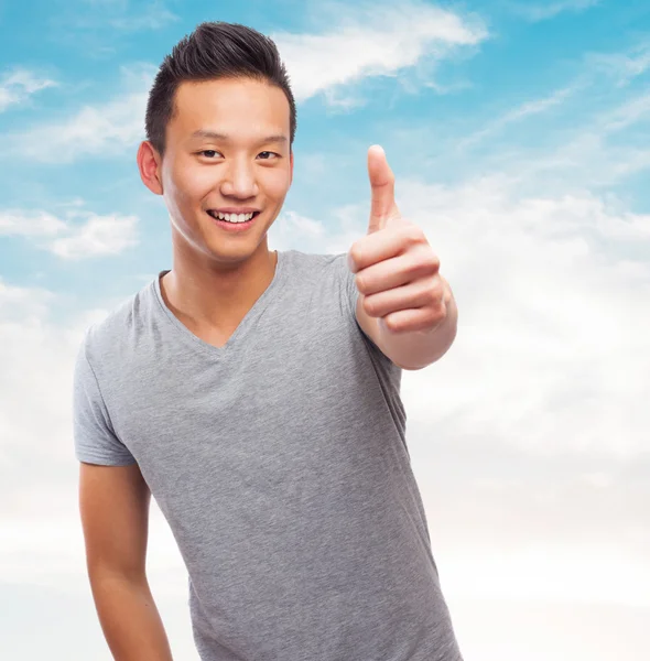 Asiático hombre haciendo positivo gesto — Foto de Stock