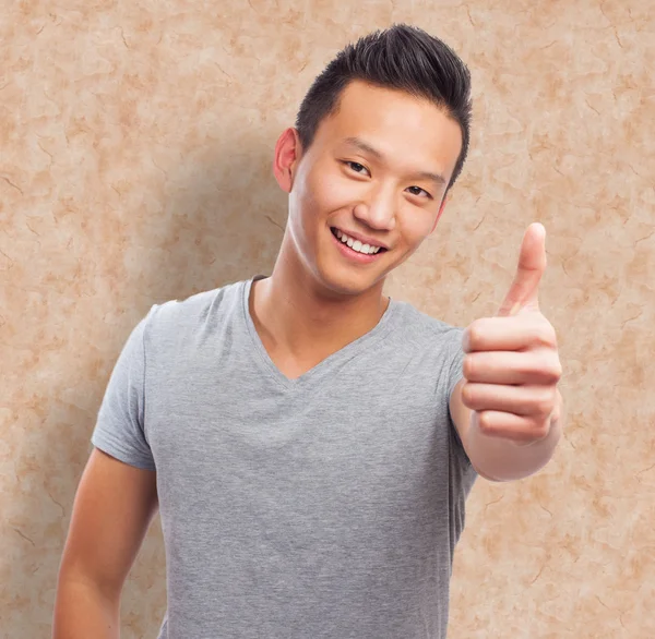 Asiático hombre haciendo positivo gesto — Foto de Stock