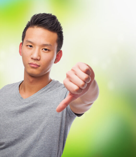 Азиатский мужчина делает отрицательный жест
