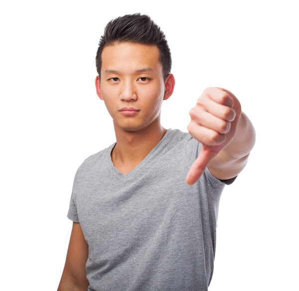 Азиатский мужчина делает отрицательный жест
