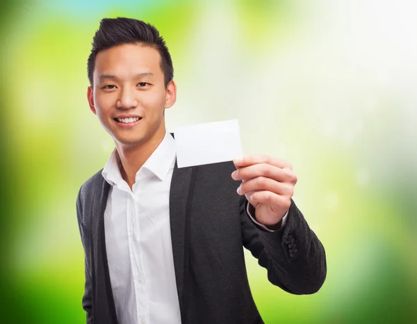 Homem asiático segurando cartão branco — Fotografia de Stock
