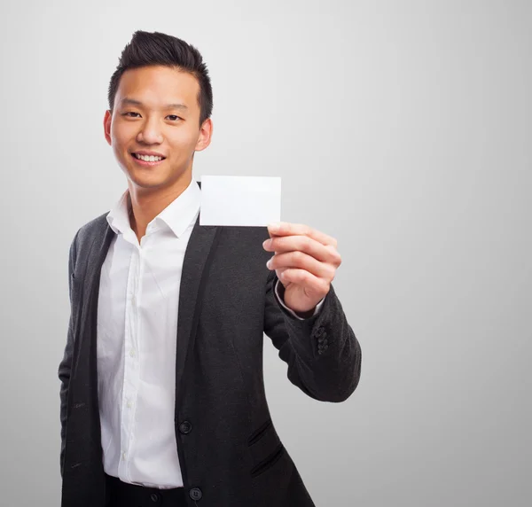 Asiatisk mann med hvitt kort – stockfoto