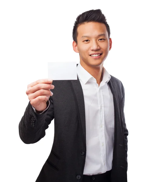 Homem asiático segurando cartão branco — Fotografia de Stock
