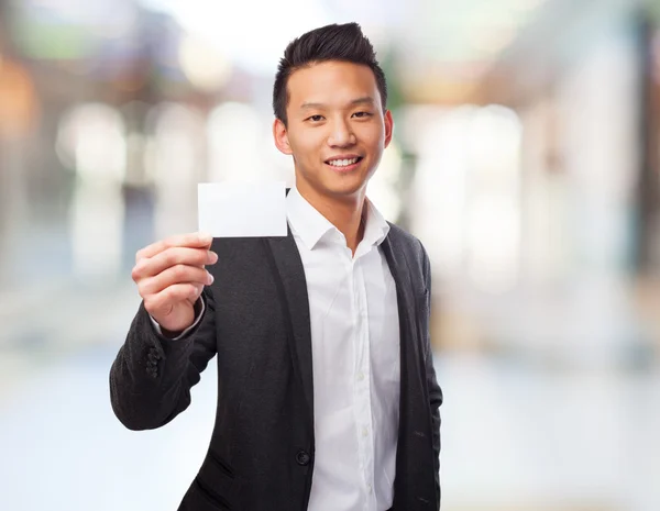 Hombre asiático sosteniendo tarjeta blanca — Foto de Stock