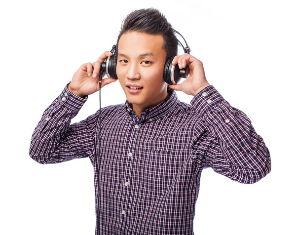 Asijský mladík, poslech hudby — Stock fotografie